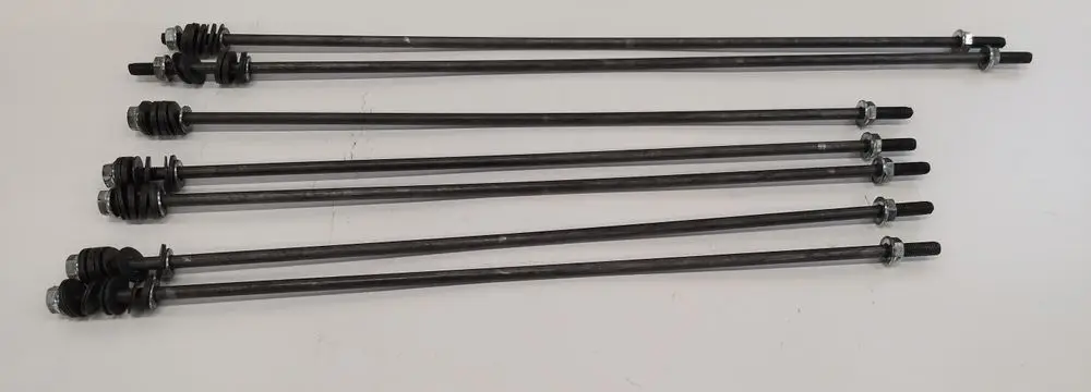 Remeha Ankerstangen in einem Satz, alle gleichmäßigen Längen, mit Kugelgelenken und Befestigungsmuttern, übersichtlich auf hellem Hintergrund angeordnet.